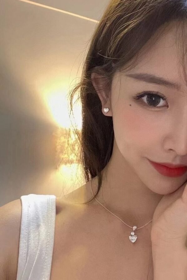 S925 Silver Needle Heart Moissanite Earrings