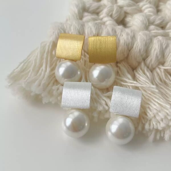 Saina French Vintage Pearl Earrings