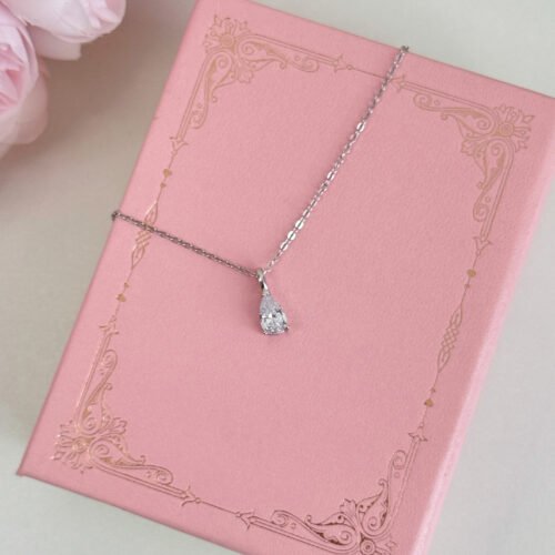S925 sterling silver teardrop-shaped high carbon diamond necklace